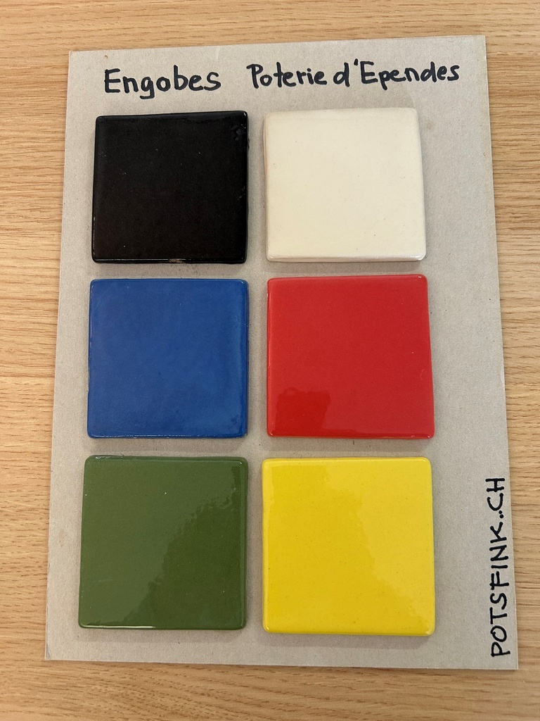 1 Set comprend 1 engobe blanc, 4 colorés (jaune, vert, bleu, noir) et 1 coloré aux pigments d'inclusion  (rouge). 