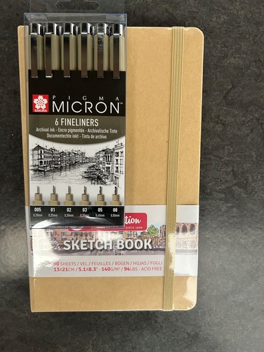 [94.980] Bloc à esquisse Sketch Book Kraft 80 fles,140g/m2, 13 x 21 cm avec un paquet de feutres Pigma Micron set de 6 pièces noir